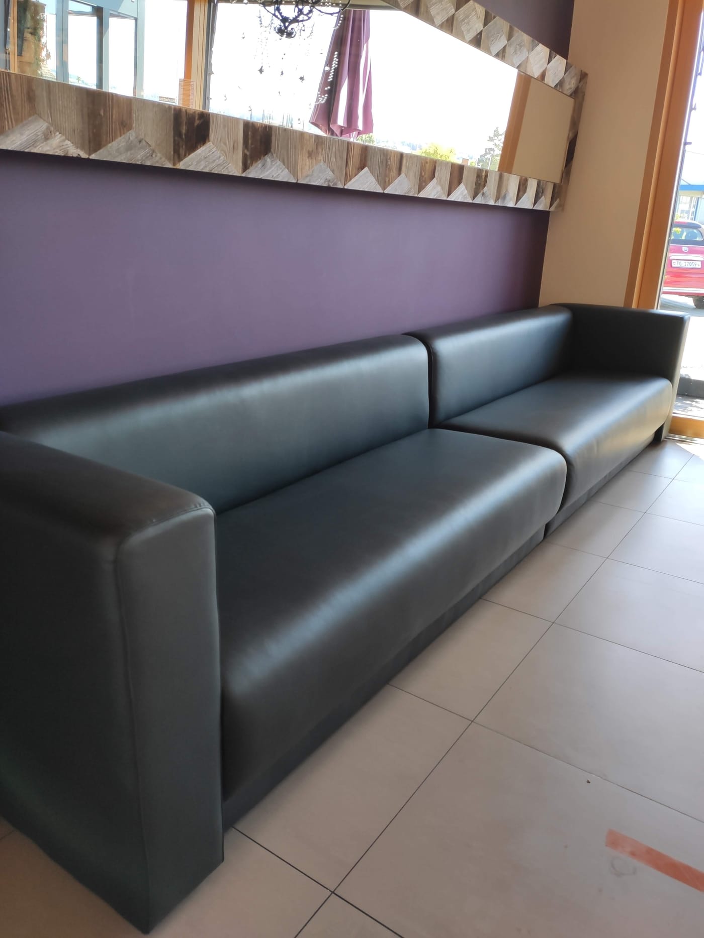Neu gepolsterte Sitzbänke im Gastraum eines Cafés