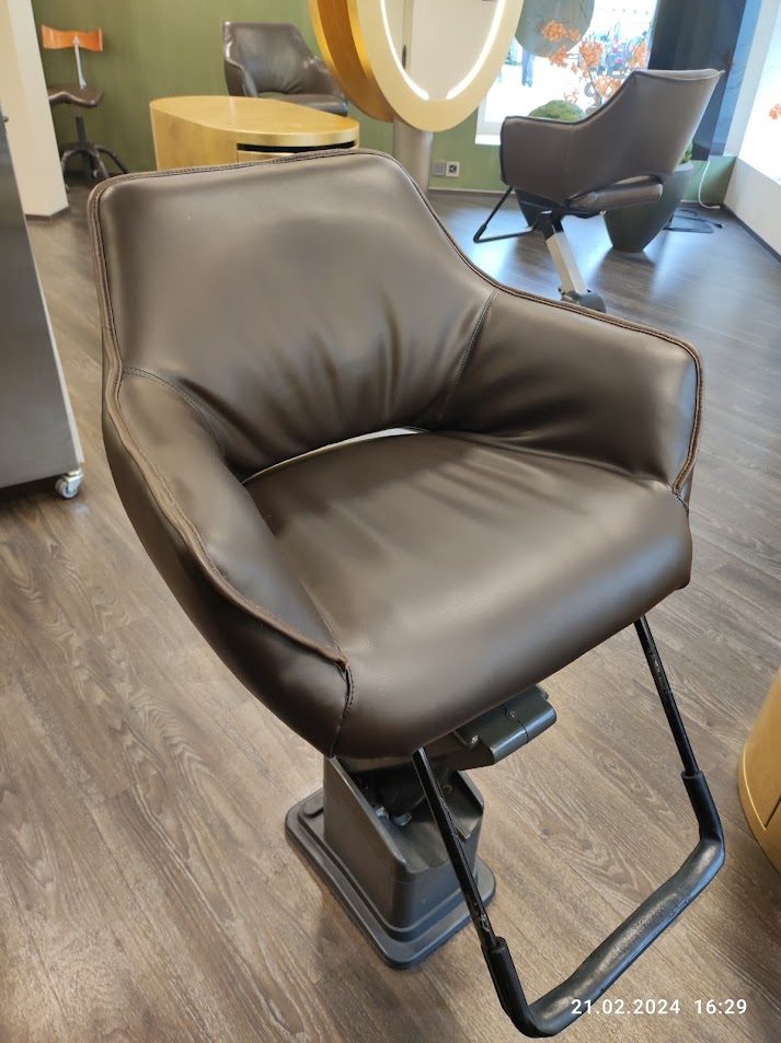 Neu gepolsterter Coiffeur-Stuhl in schokobraunem Leder im Salon
