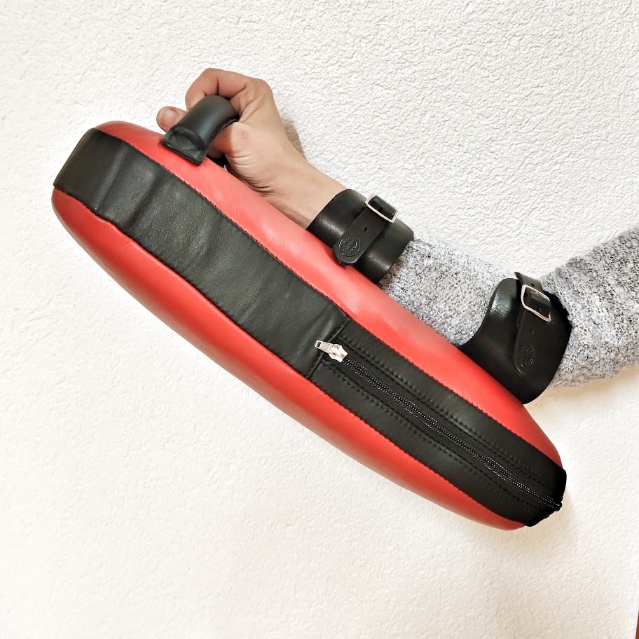 Trainingspolster aus rot-schwarzem Leder mit Handgriff und Armriemen