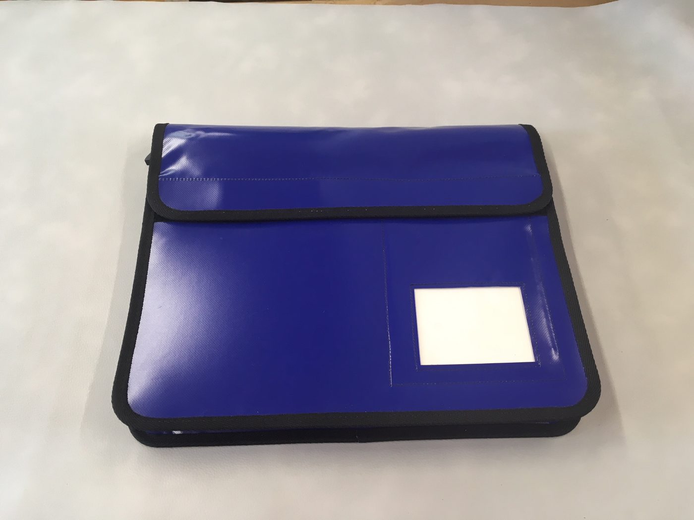 Blaue PVC-Dokumententasche mit Überschlag und Sichtfenster