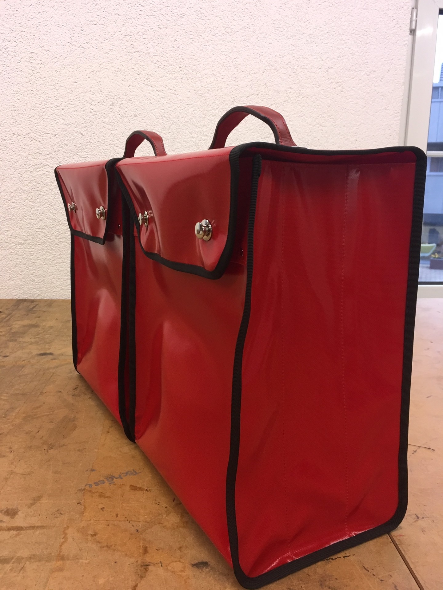 Rote PVC-Einsatztasche mit Ledergriff und Druckknöpfen